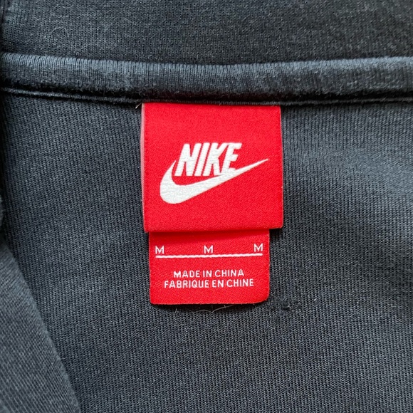 Nike hoodie . - Picture 3 of 6